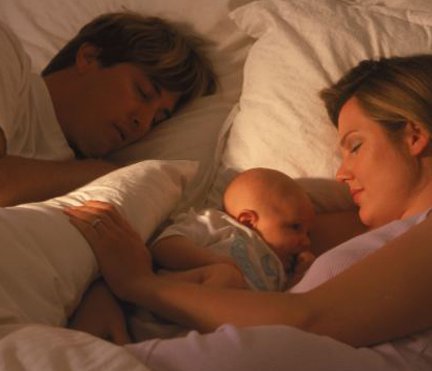 Эксперты не рекомендуют родителям спать в одной кровати с ребенком
