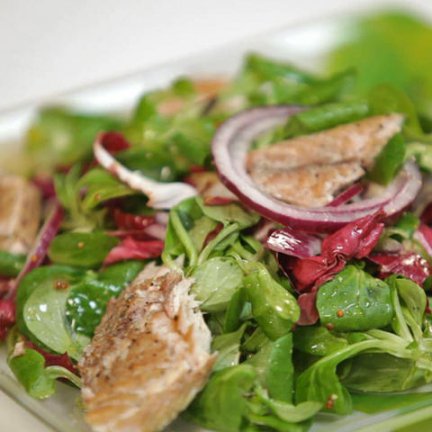 "300 калорий": Салат из зелени с копченой скумбрией