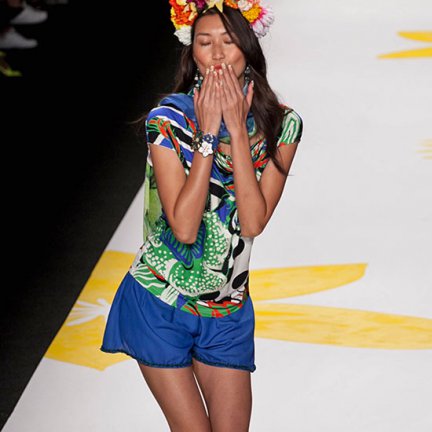  Адриана Лима на дефиле Desigual на нью-йоркской Неделе моды Mercedes Benz Fashion Week Spring 2015