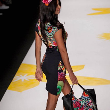  Адриана Лима на дефиле Desigual на нью-йоркской Неделе моды Mercedes Benz Fashion Week Spring 2015