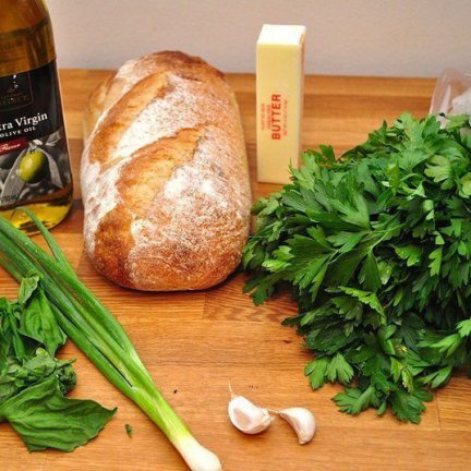 Чесночный хлеб со сливочным маслом и базиликом