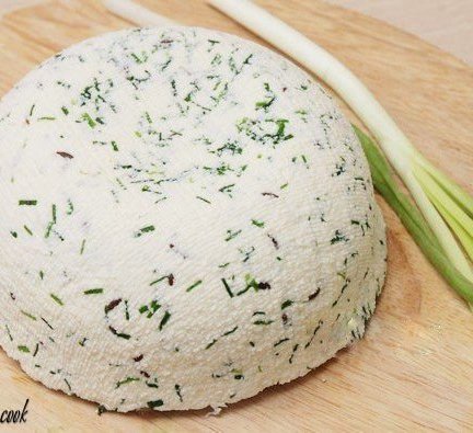 Домашний сыр с тмином и зеленым луком