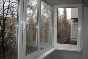 Достоинства остекления балконов пластиковыми окнами