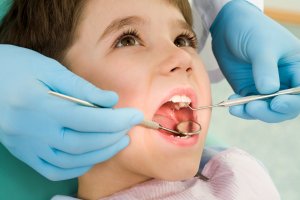 Ребенок боится лечить зубы: что делать?