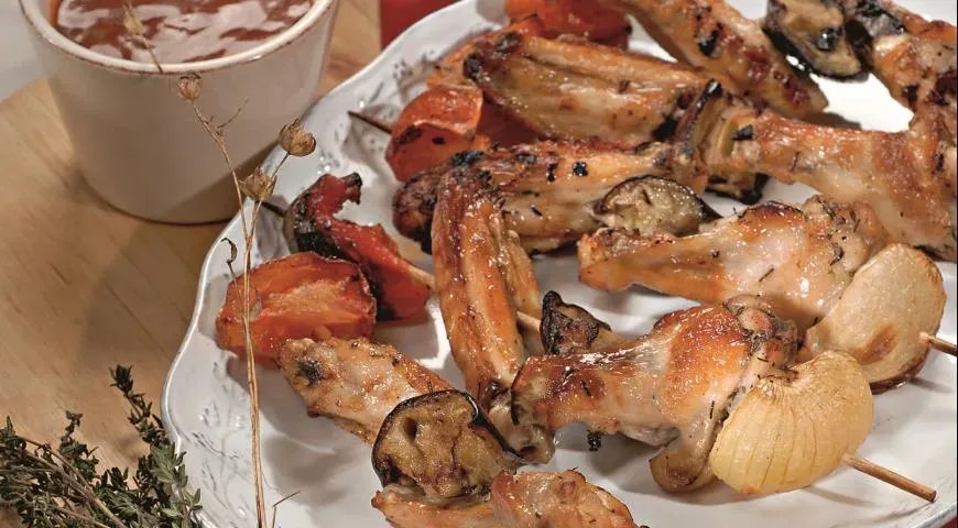 Как приготовить куриные крылышки с овощами в винном маринаде?