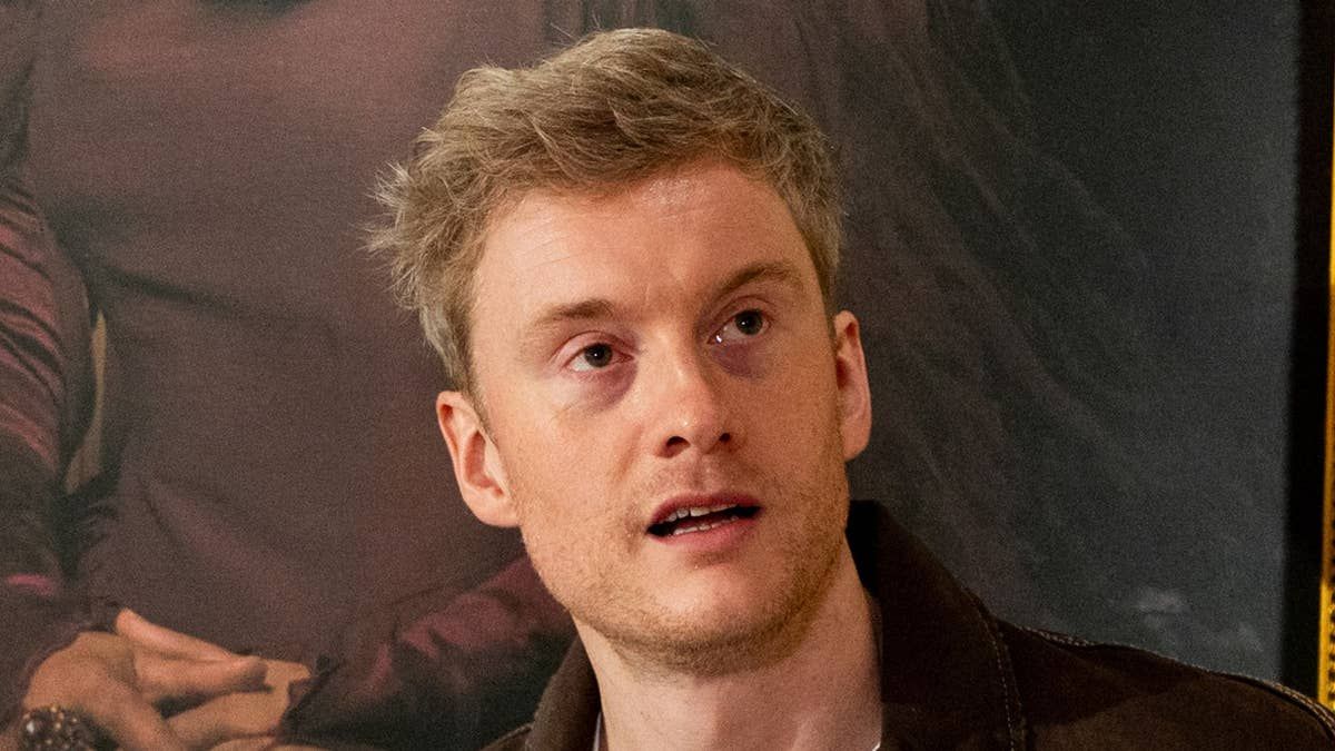 Как Джеймс Экастер звонил девушке на съёмках Celebrity Traitors?