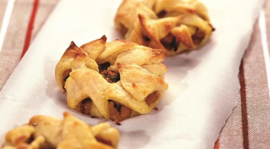Как приготовить слоёные слойки с солёной тыквенной начинкой?
