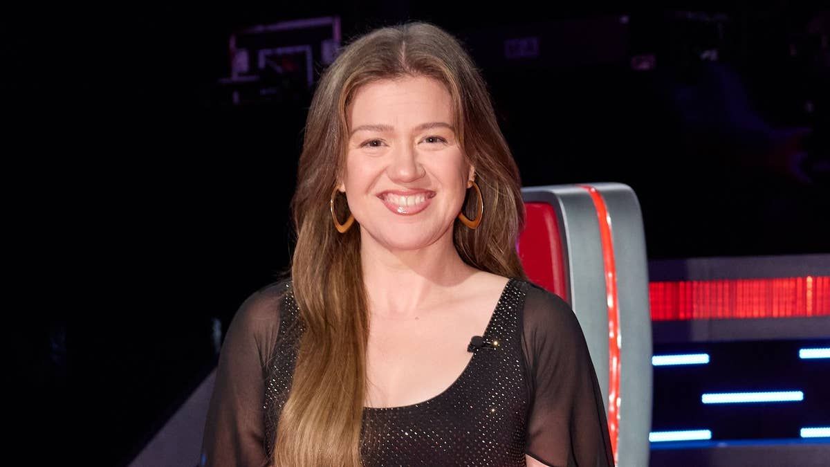 Что надела Келли Кларксон на шоу The Voice: черный комбинезон с пайетками